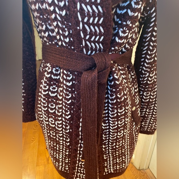 🆕White House Black Market Maroon and White Knit Jacket🎊 - Picture 3 of 9